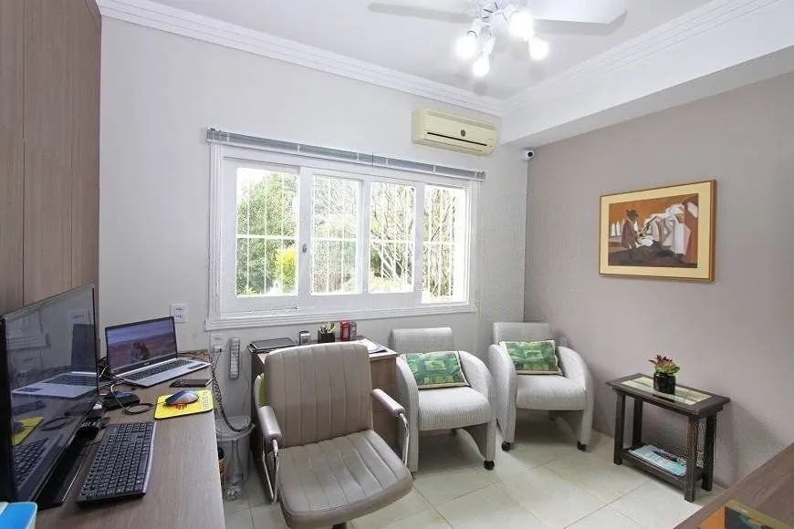 Imagem EXCELENTE CASA COM 4 DORMITÓRIOS, 6 VAGAS DE GARAGEM E VISTA PANORÂMICA.