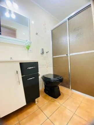 Imagem Uma (01) quadra do mar e próximo da Praça Flávio Boianovski. Apartamento 100% Mobiliado, com 02 d...