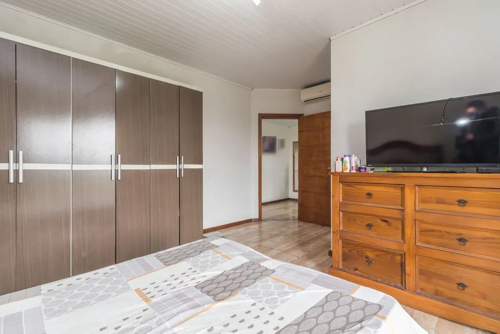 Imagem Casa de 6 dormitórios à venda Bairro Vila Nova - Porto Alegre