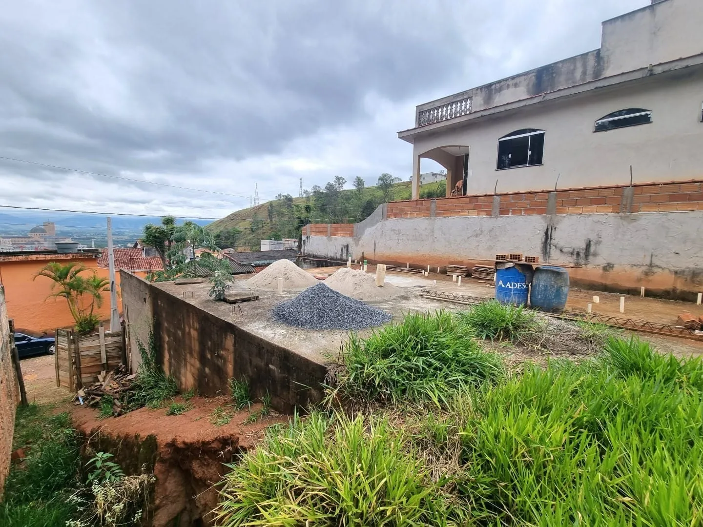 Imagem Terreno de 250m² à venda em Aparecida com projeto aprovado para 16 lofts modernos, ideal para uso residencial ou comercial, com vista incrível para a