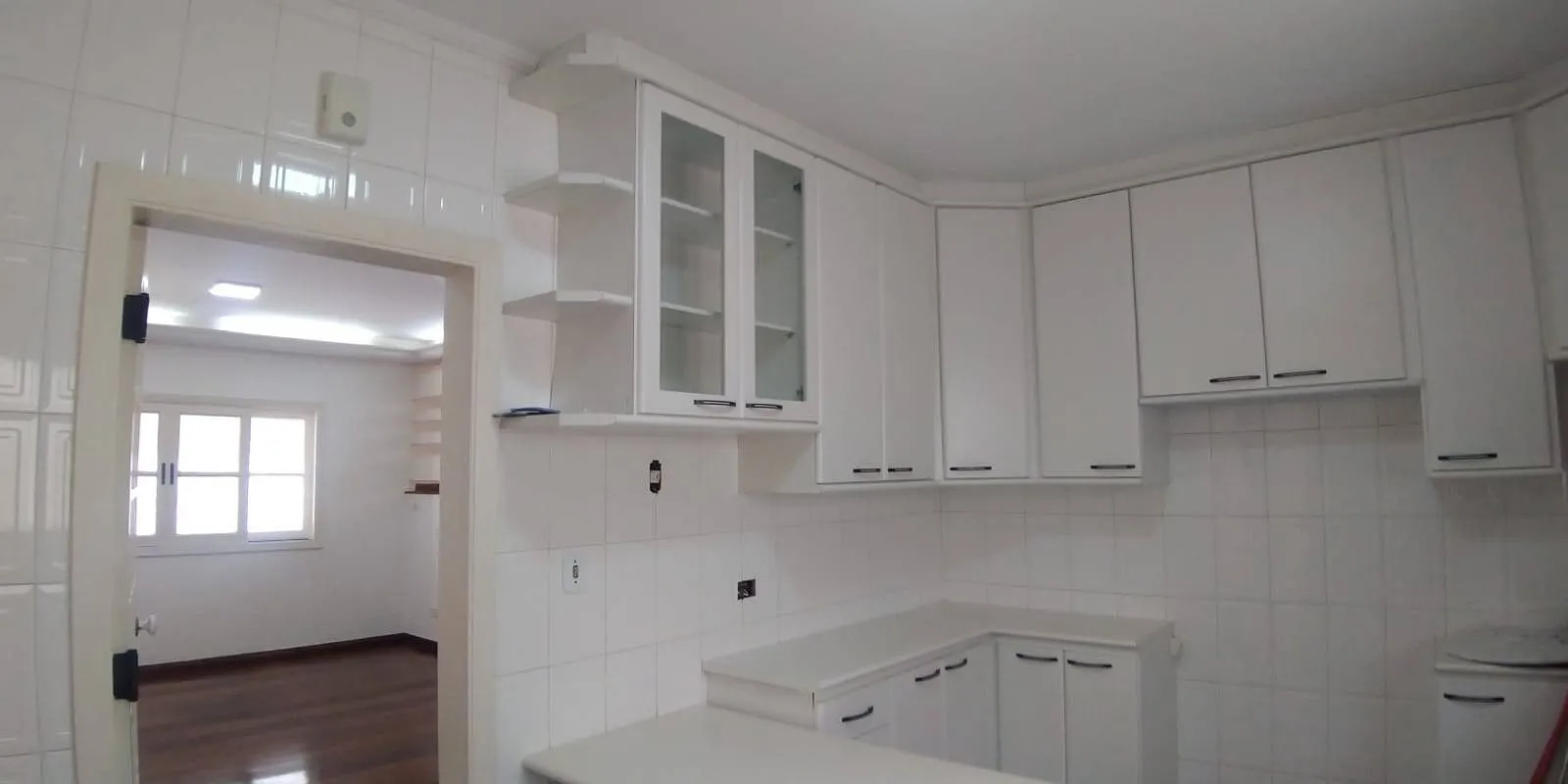 Imagem Casa Luxuosa em Alphaville 5 - Santana de Parnaíba/SP, Frente à Praça, Com 4 Quartos e Lazer Completo