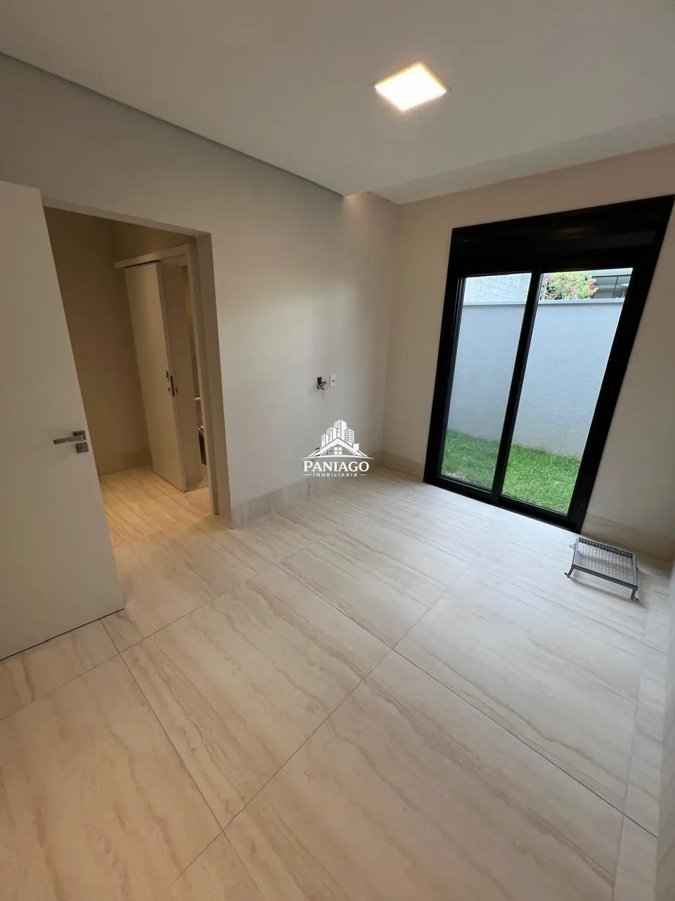Imagem Casa com 5 Quartos, 4 Suítes e Piscina à Venda no Villa Jardim