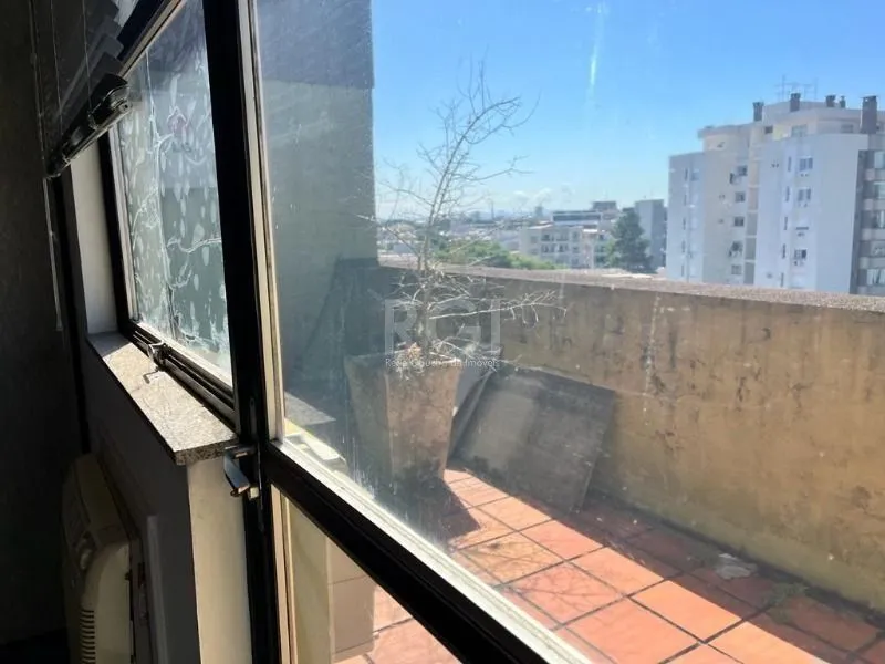 Imagem MÁFFER IMÓVEIS ALUGA - SALA COMERCIAL com 98 m² de área privativa, localizada em uma das avenidas mais estratégicas do bairro Floresta, com fácil acesso às principais vias, BRs e ao Aeroporto Salgado Filho.