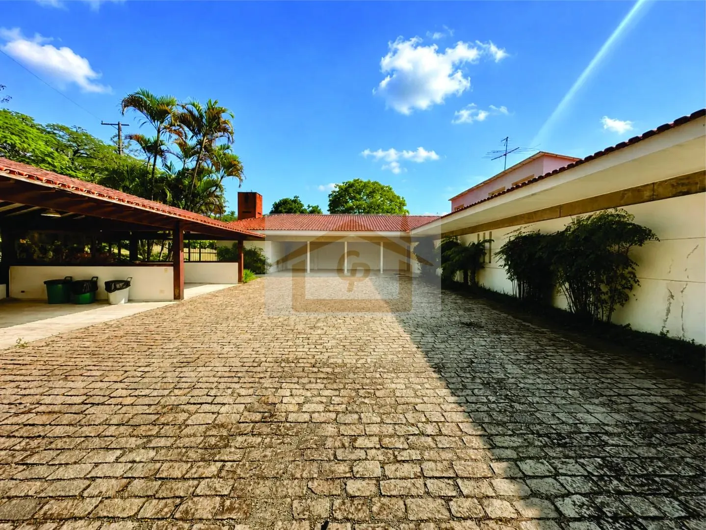 Imagem Rústica, avarandada, Mista alvenaria e madeira de lei, 3 dorms/1ste, gourmet, lareira!