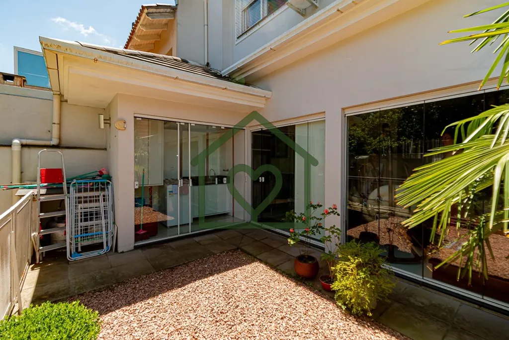 Imagem Casa em condomínio fechado, mobiliada, com 4 dormitórios e 4 vagas de garagem. 

Casa com 198m² e...