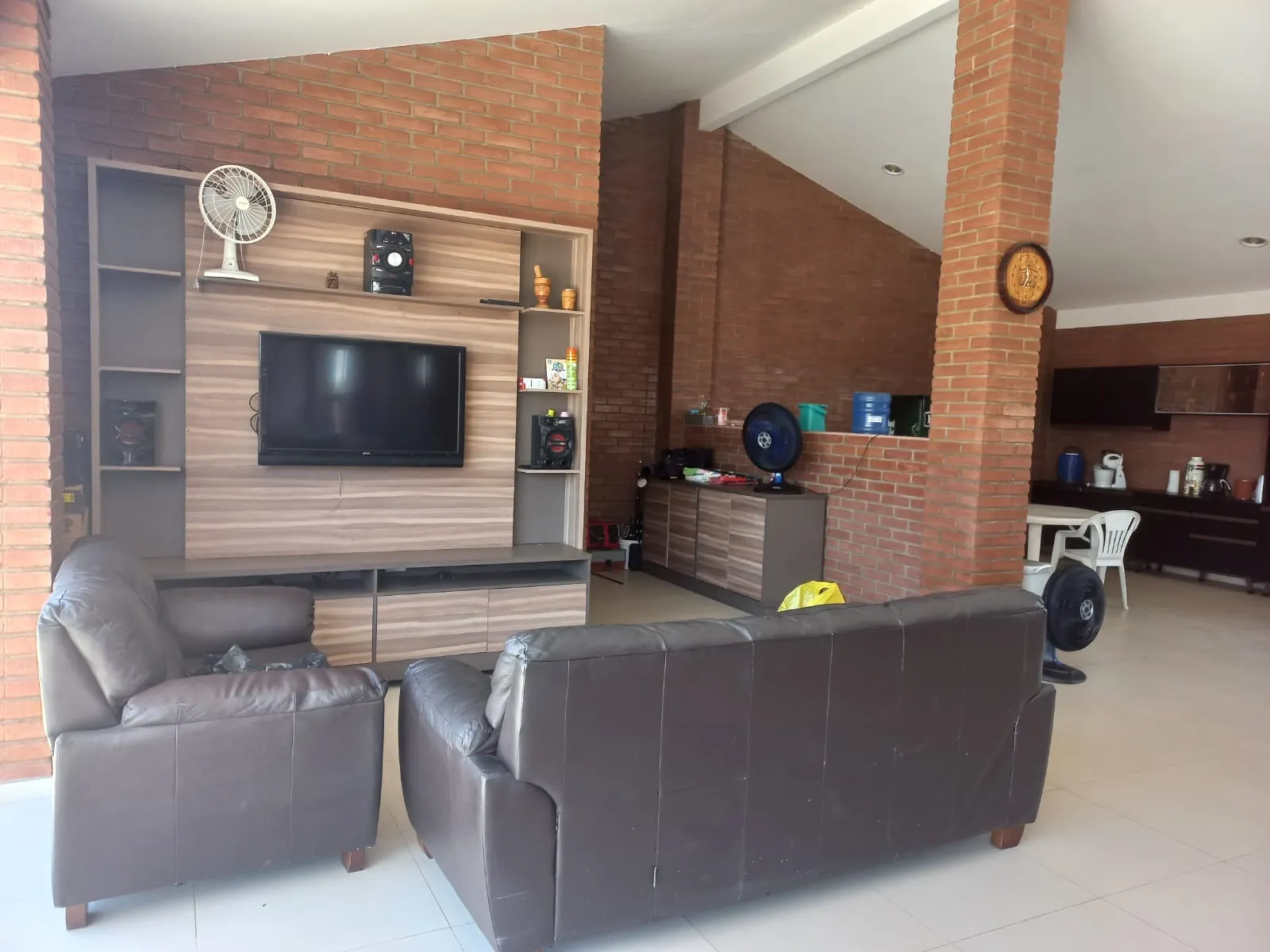 Imagem Chácara à venda em Araçoiaba da Serra-SP, bairro Cercado: 1 sala, 2 banheiros, 12 vagas de garagem, 100,00 m² de área.