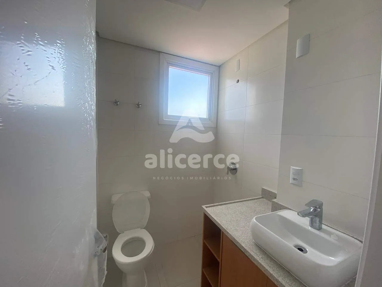 Imagem Apartamento para Locação em Coqueiros com 2 Dormitórios, 1 Suíte e Sol o Dia Todo