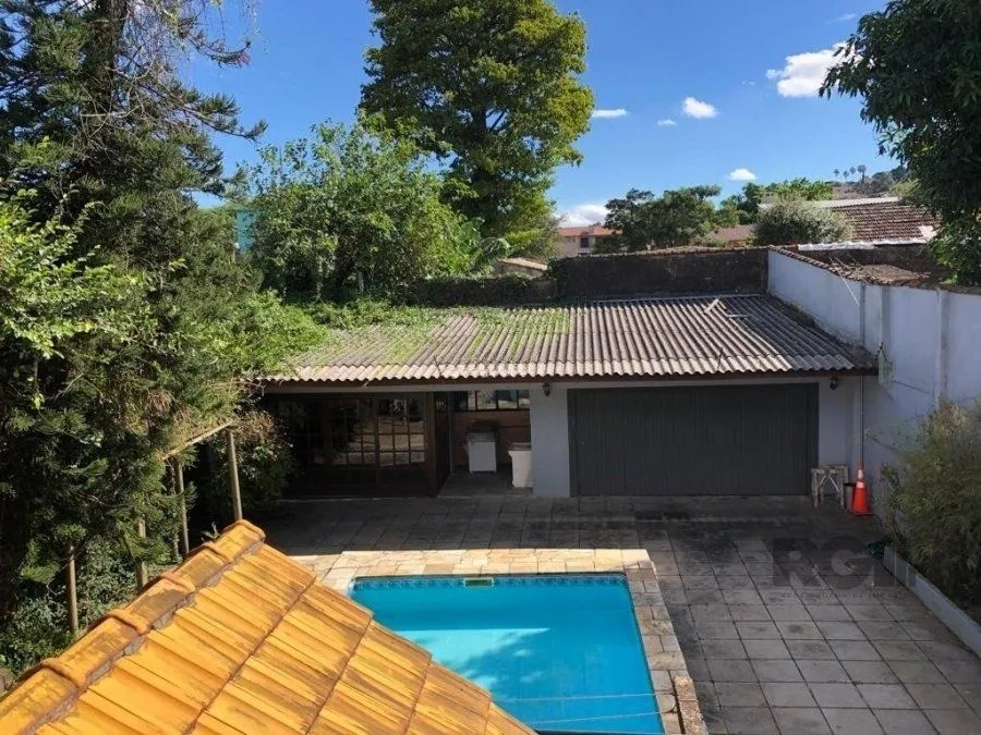 Imagem Casa de 365m² - 4 dormitórios sendo 3 suítes e 5 vagas de garagem no bairro Partenon