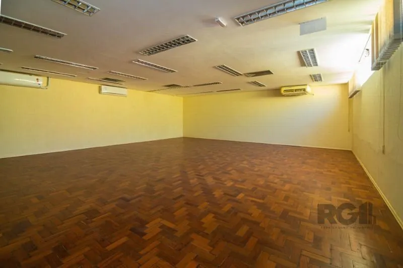 Imagem MÁFFER IMÓVEIS ALUGA - AMPLA SALA COMERCIAL | 958 m² PRIVATIVOS | BAIRRO FLORESTA MÁFFER IMÓVEIS apresenta excelente conjunto comercial com 958 m² de área privativa, ideal para empresas que buscam espaço amplo, funcional e em localização estratégica.