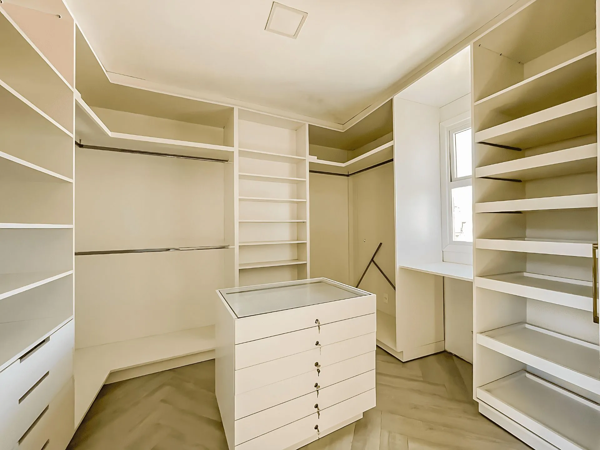 Imagem Casa Reformada com Piscina, 370m², 2 Suítes com Closet no Três Figueiras - POA