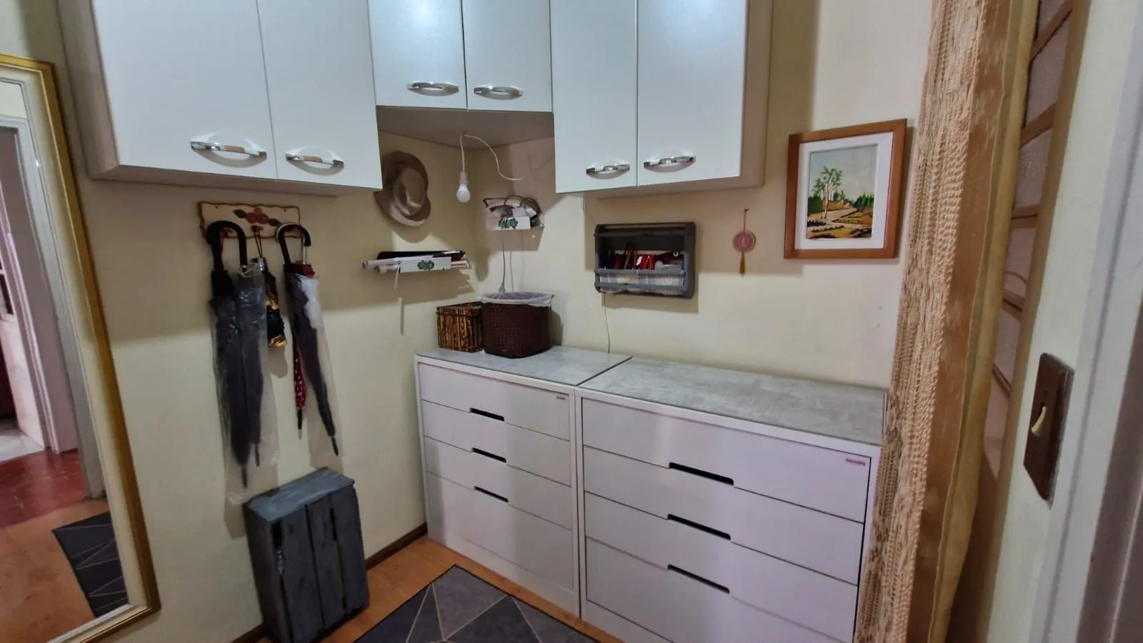Imagem Apartamento no Menino Deus com 2 dormitórios e dependência de empregada com banheiro