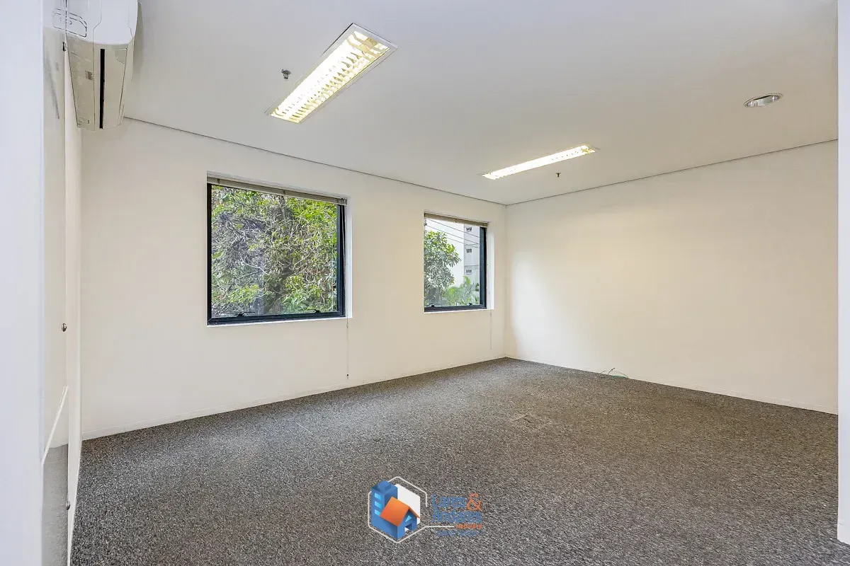Imagem Conjunto comercial para venda em Cerqueira César, 90m²