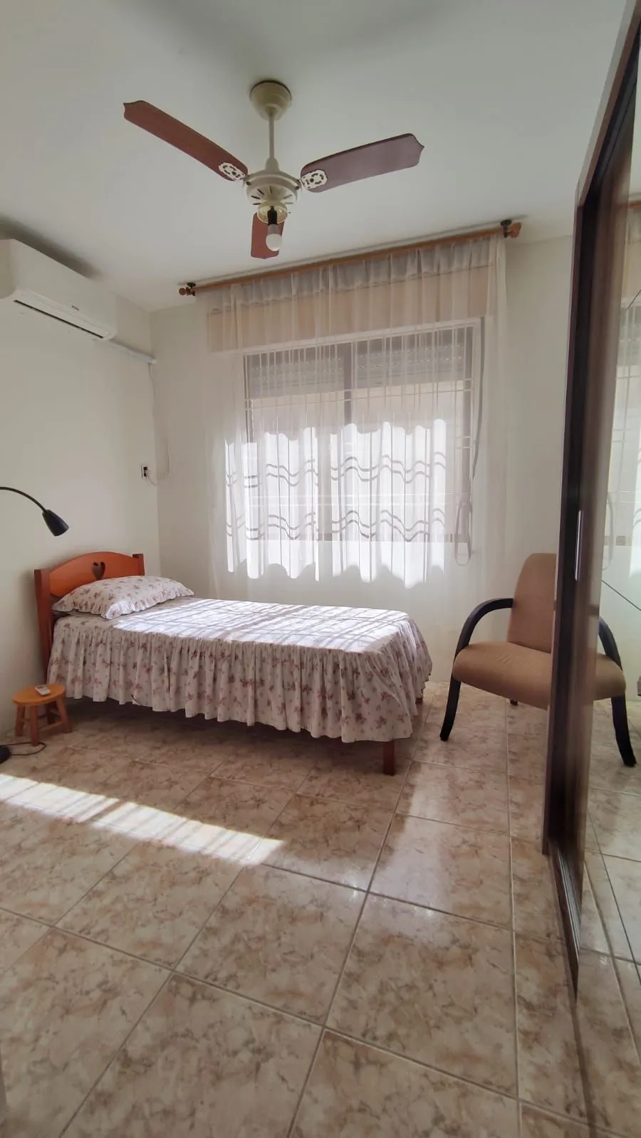 Imagem Casa com 4 Quartos e 2 banheiros e 2 Suites à Venda, 153 m² por R$ 990.000