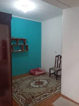 Imagem Casa térrea com 6 metros de frente por 30 metros da frente aos fundos, em lage e telhado, com piso ...