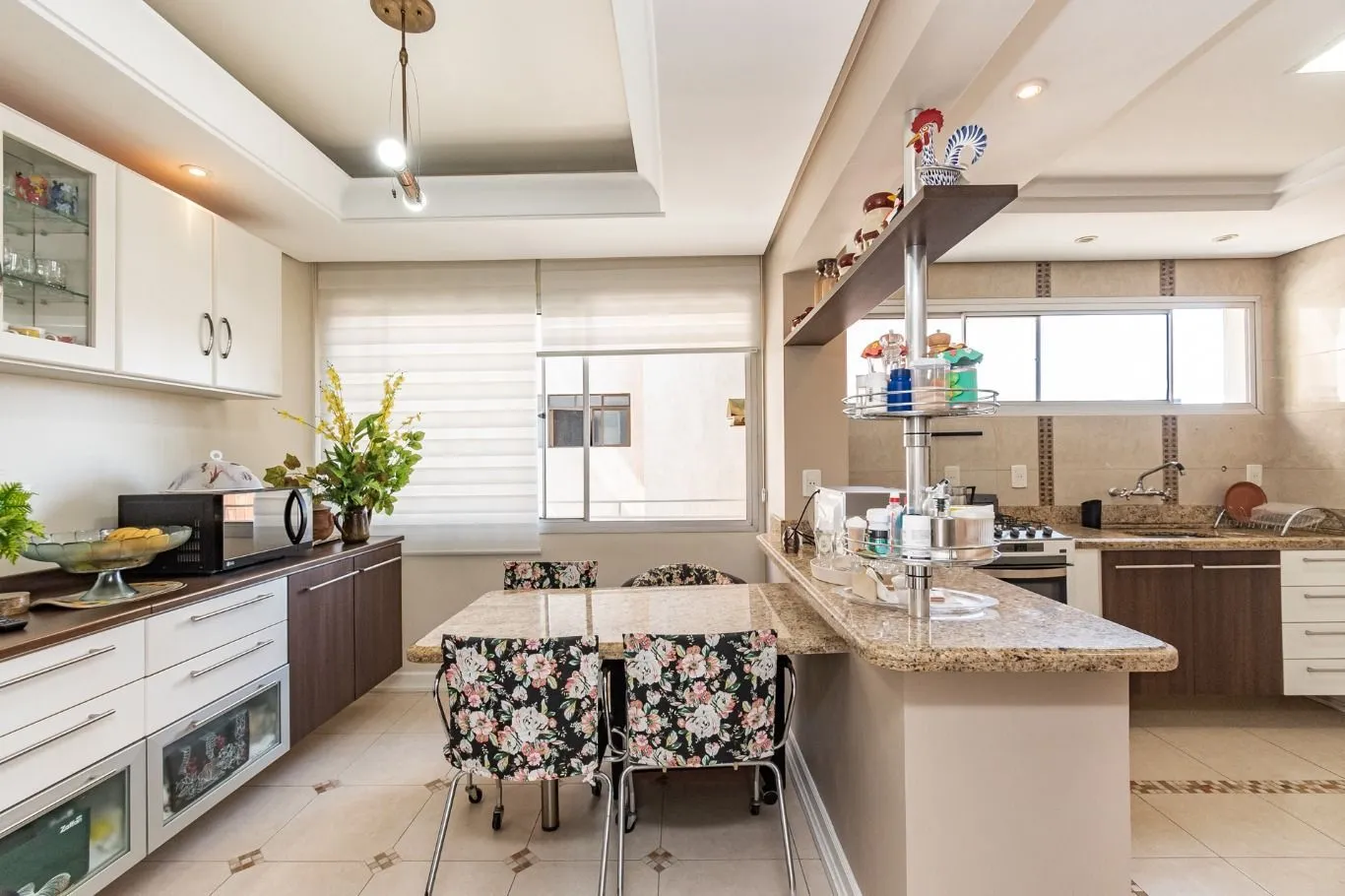 Imagem Vende-se apartamento com 3 quartos (1 suíte), 133 m² e 1 vaga - Petrópolis