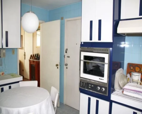Imagem Apartamento com living amplo com janelas grandes, piso de carpete, 03 dormitórios com armários, co...