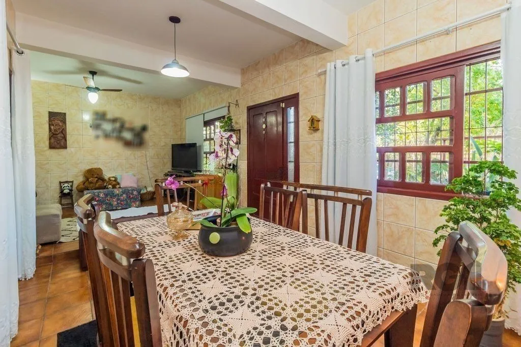 Imagem Sobrado de 215m² - 4 dormitórios, 5 vagas no bairro Passo das Pedras