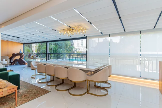 Imagem Apartamento de Alto Padrão de 3 suítes em Moema com 330m² e 4 vagas de garagem.