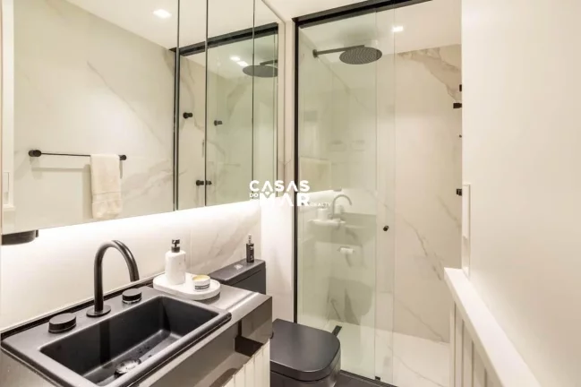 Imagem Apartamento de Luxo no Leblon: 2 quartos, 1 suíte, 2 salas, 2 banheiros, 1 vaga. 133m², próximo à praia, novíssimo, com piscina.