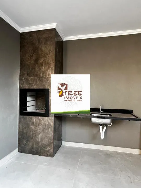 Imagem VENDA DE SOBRADO NO ARUJAMÉRICA, EM ARUJÁ/SP, 150m² com 3 quartos, suíte, sacada, sala ampla, copa, quintal, churrasqueira e 3 vagas. CONSULTE-NOS.