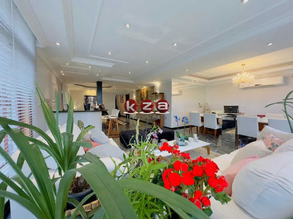 Imagem Casa de luxo a venda no Condomínio Reserva Colonial em Valinhos: 3 suítes + 1, 4 salas e amplo espaço gourmet com piscina.