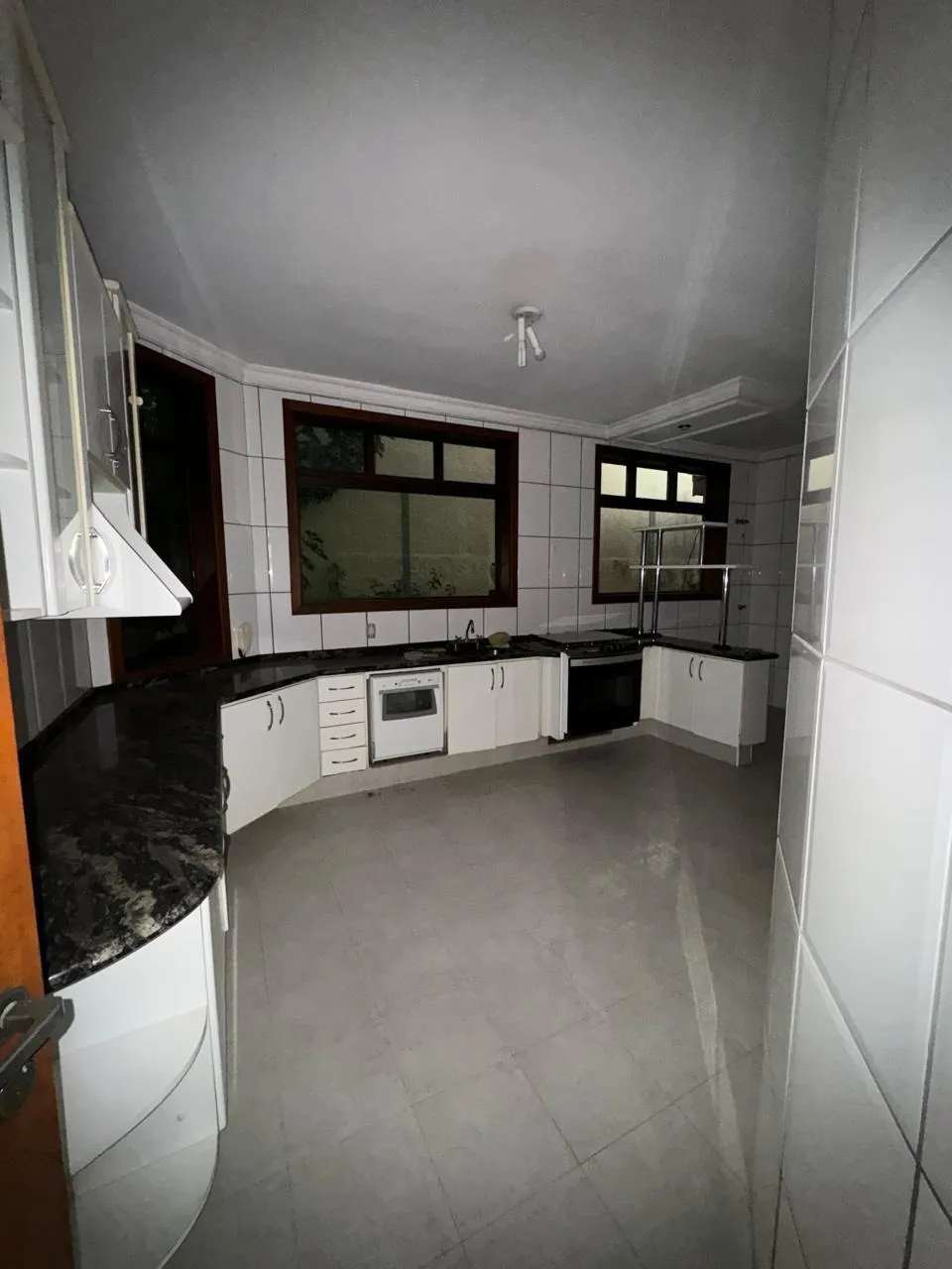 Imagem Casa Comercial para Locação no Jardim América, Sorocaba-SP: 7 Salas, 4 Banheiros, 491m² de Área