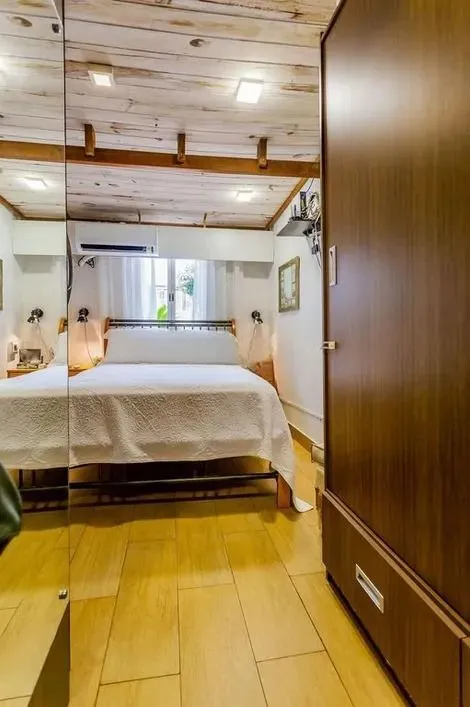 Imagem Casa térrea com 3 dormitórios, amplo pátio e 2 vagas de garagem cobertas.