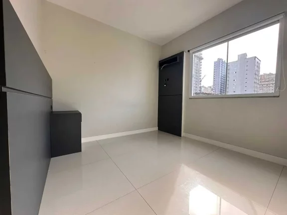 Imagem Apartamento com 3 dormitórios sendo 1 suíte e 1 vaga de garagem na Meia Praia, Itapema/SC