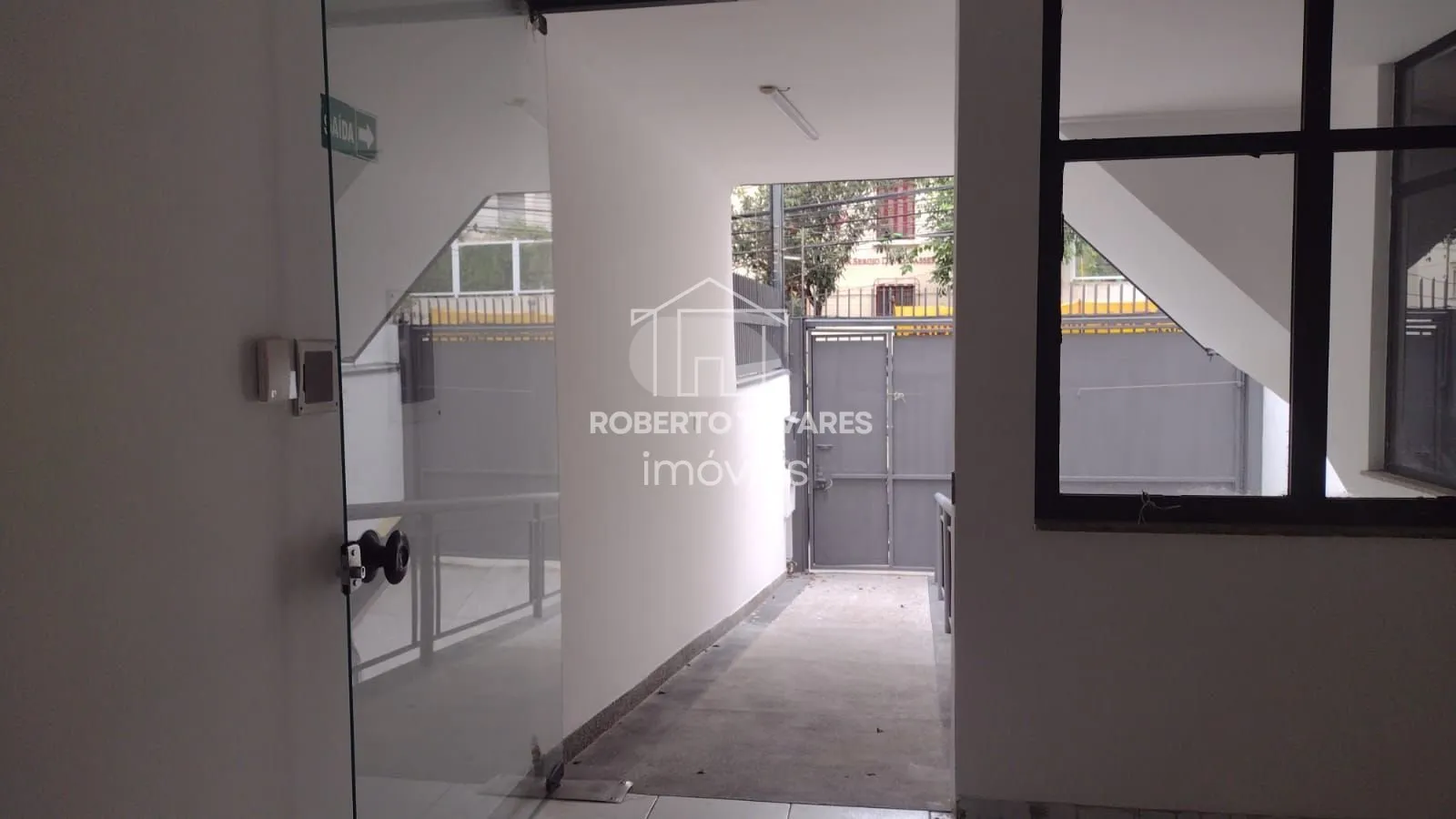 Imagem Prédio Comercial em Santa Cecília 450m² - Vão livre, 9 banheiros, 12 lavatórios, 4 pontos de chuveiro c/ box, 9 garagens, com quarto e banheiro de apoio.