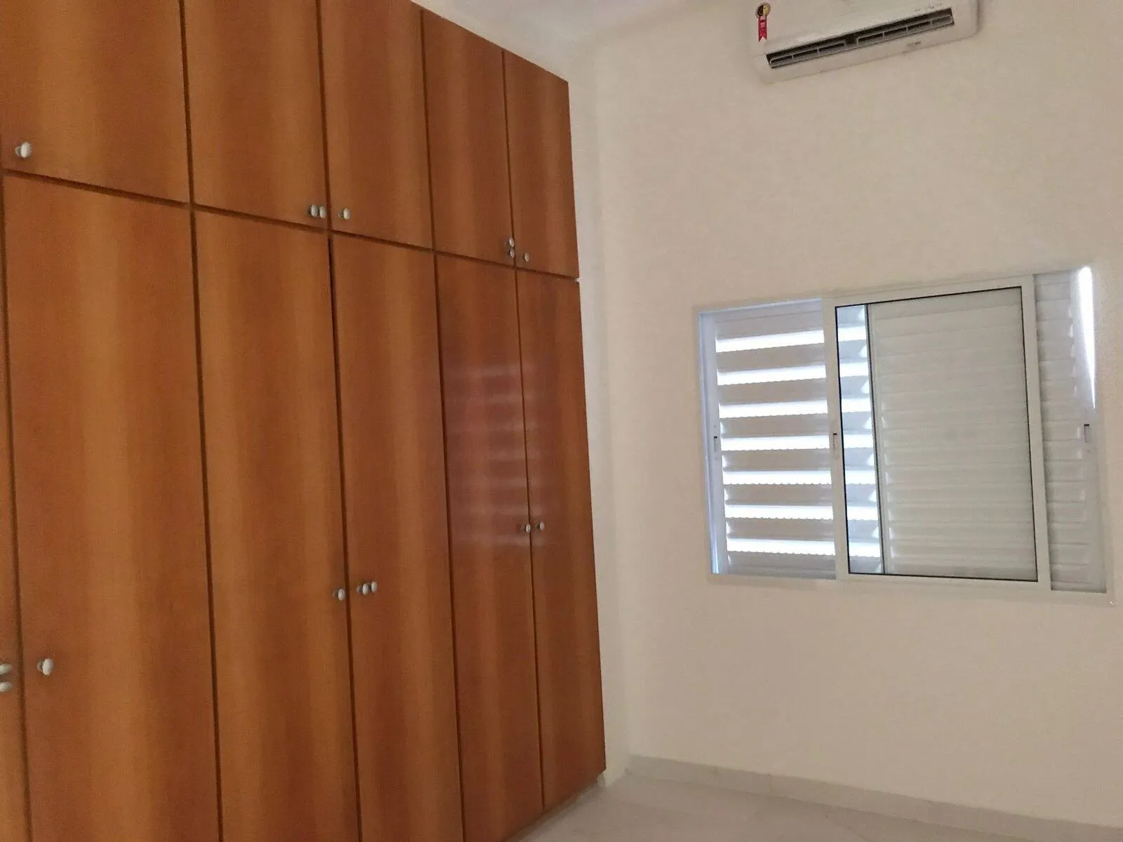 Imagem Casa Arejada em Alphaville Residencial Dois - 4 Quartos, 2 Suítes, Área de Lazer Completa e 4 Vagas