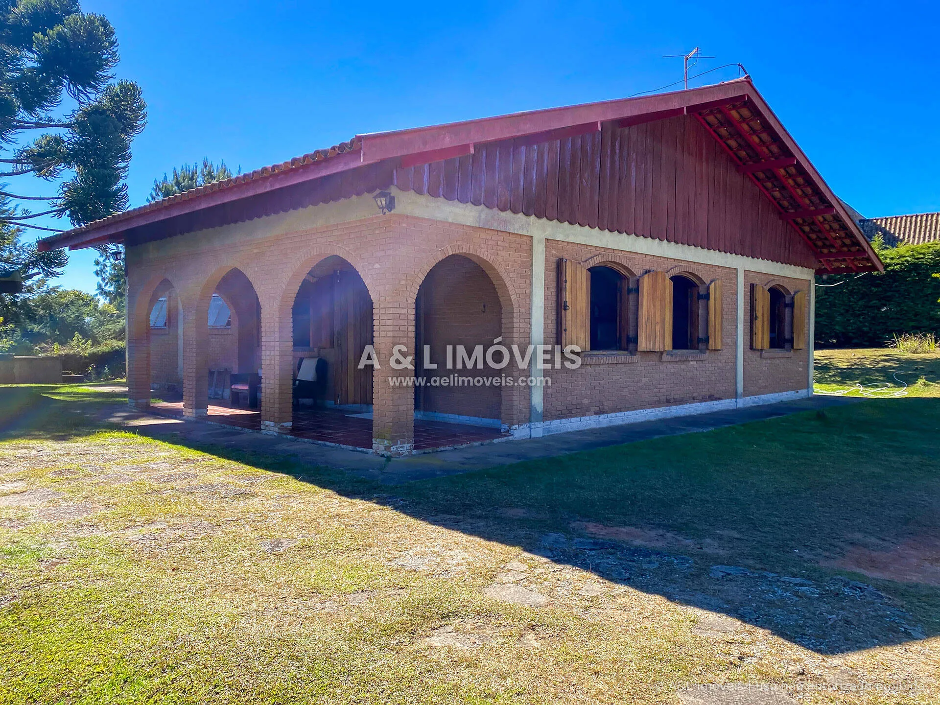 Imagem Casa à venda em Campos do Jordão - Em estilo rústico de tijolinho avista
