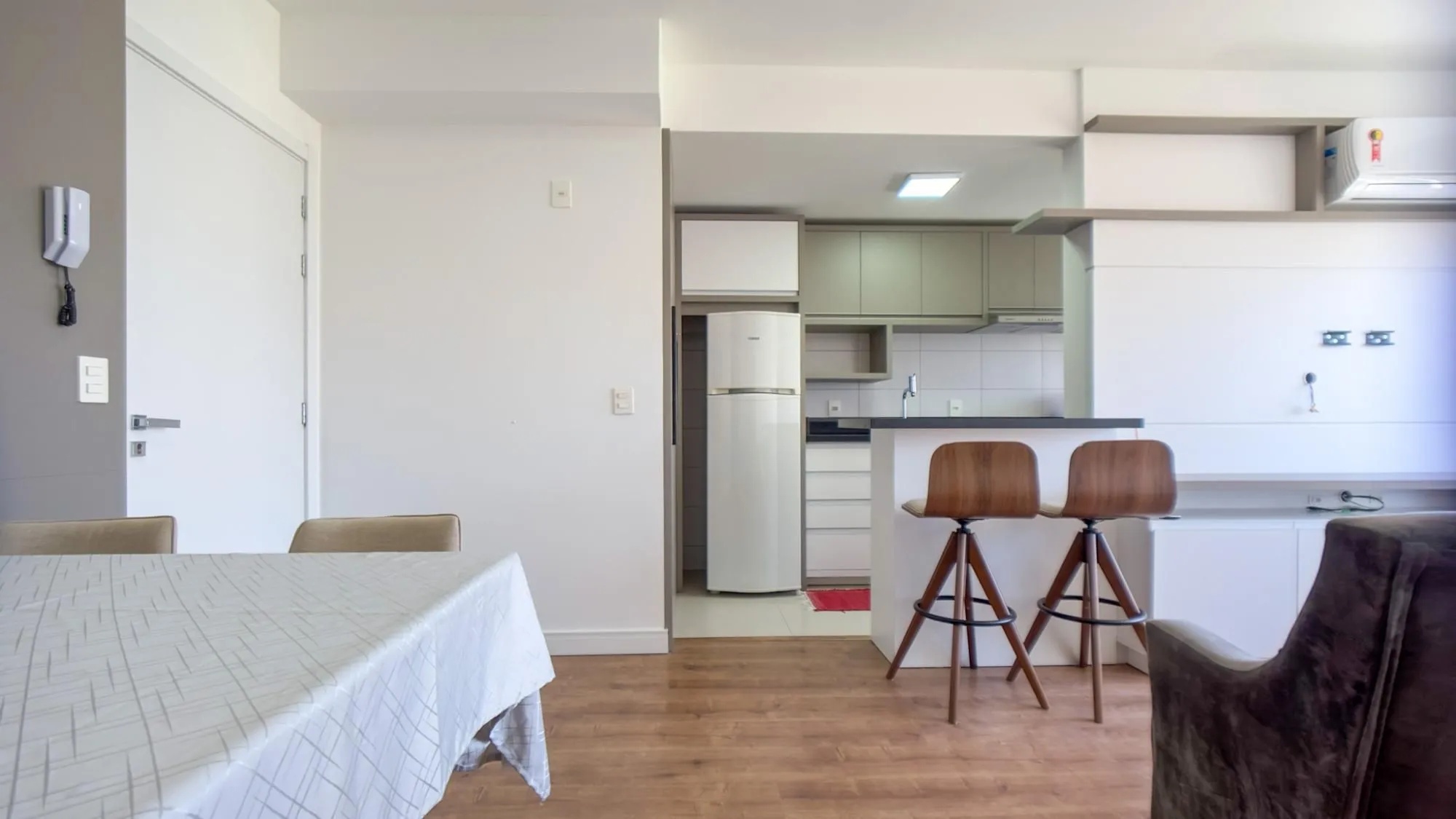 Imagem Excelente apartamento 2 dormitorios semi mobiliado localizado na cidade baixa