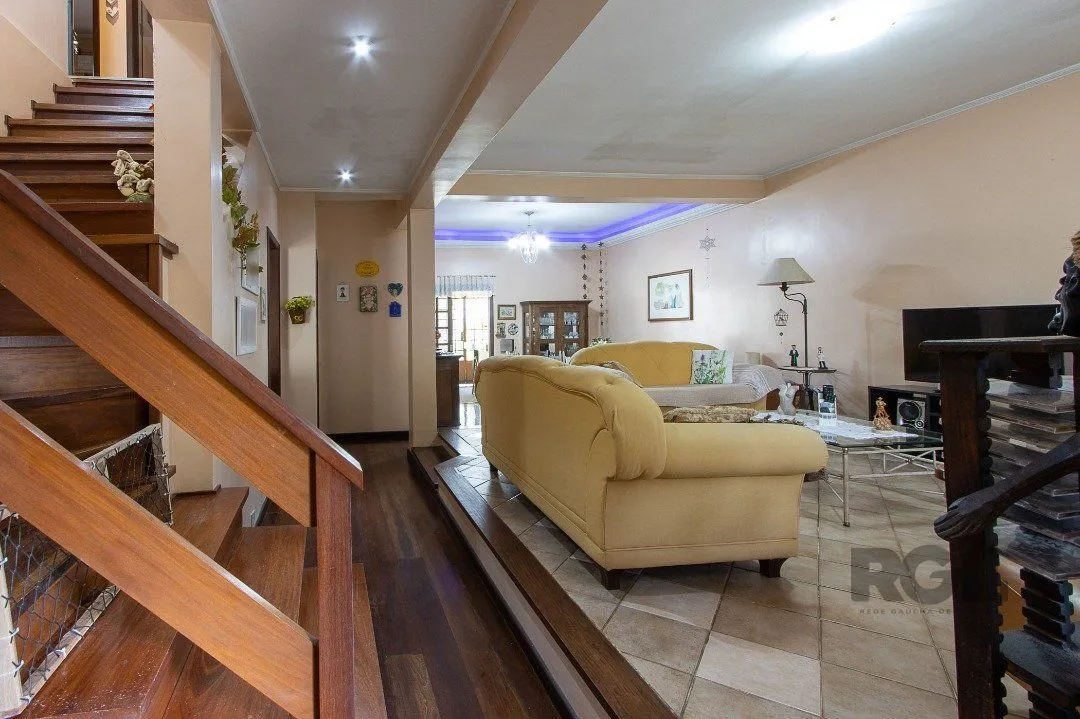 Imagem Casa para Venda - 300m², 3 dormitórios, sendo 1 suites, 4 vagas - Nonoai