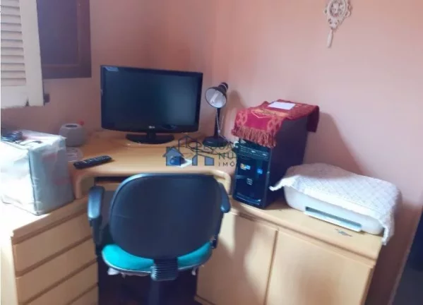 Imagem CASA COM 04 QUARTOS, 03 VAGAS, RUA PLANA NA SERRA