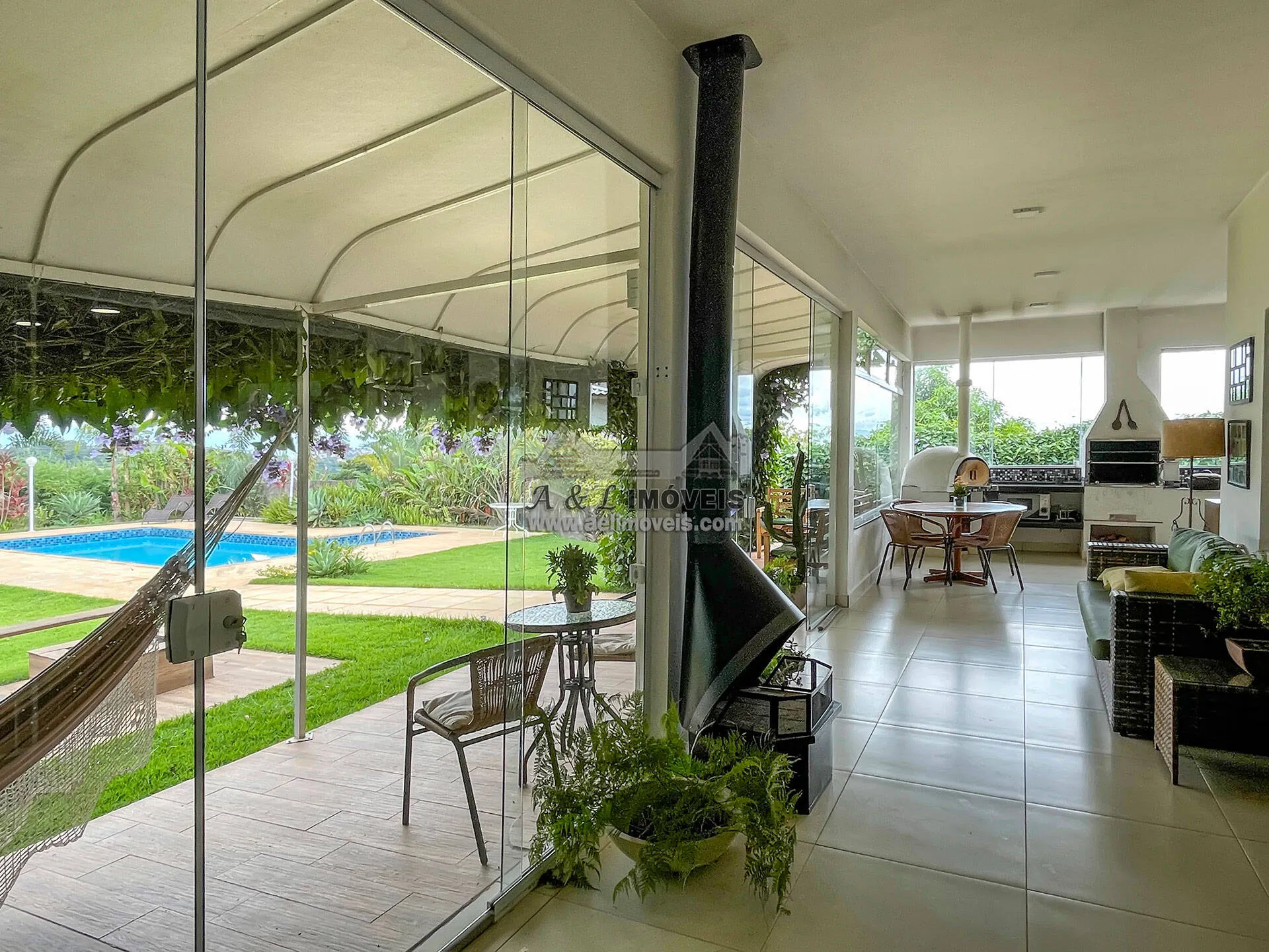 Imagem Casa em Condomínio Fechado em Taubaté - 3 Unidades, Gourmet e 2 Lareiras