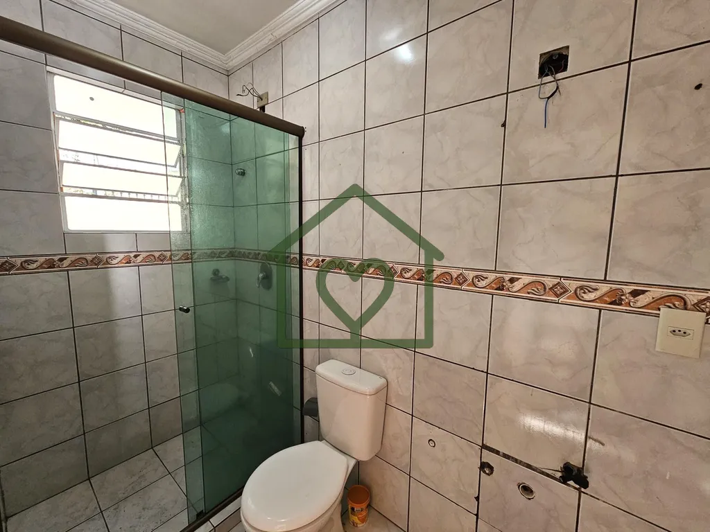 Imagem Casa em condomínio reformada e semimobiliada, com vaga para até 04 carros.

Térreo com living de ...