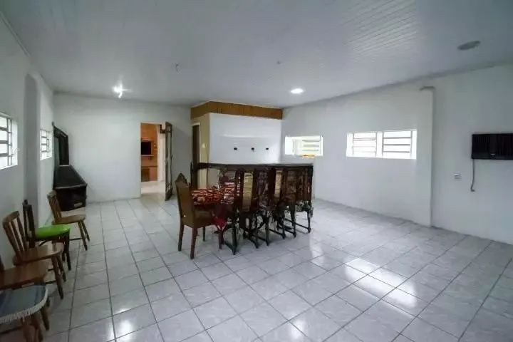 Imagem VENDE - AMPLA CASA RESIDENCIAL COM PISCINA E 5 VAGAS