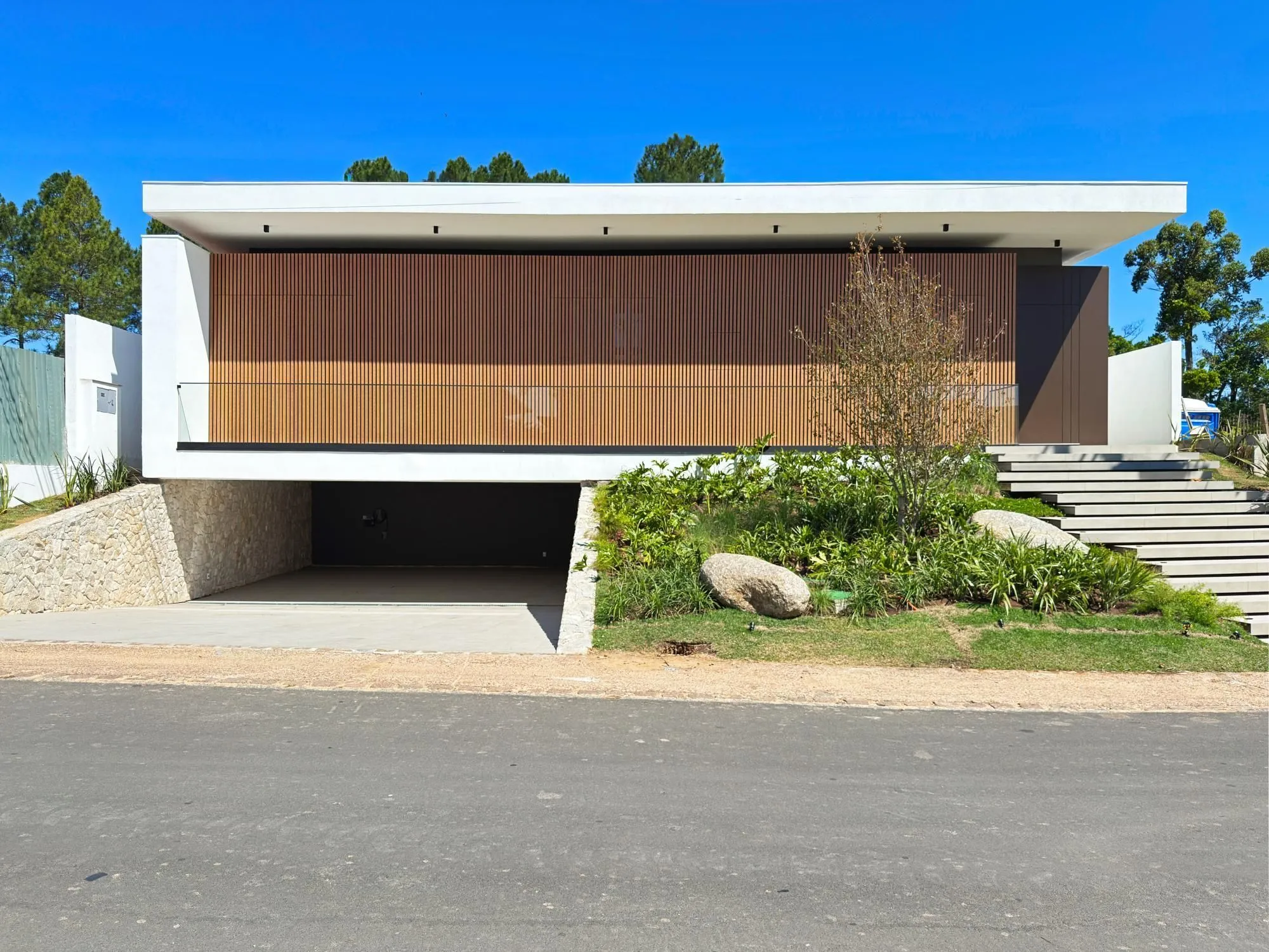 Imagem A casa conta com 434m2 de área construída, mas com um aproveitamento total dos 1.012m2 do lote