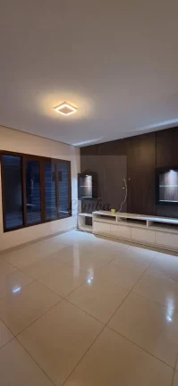Imagem Imperdível! Casa à venda na Cidade Alta, Cuiabá-MT: 4 quartos, 1 suíte, 2 salas, 4 banheiros, 3 vagas, 182m². Venha conferir!