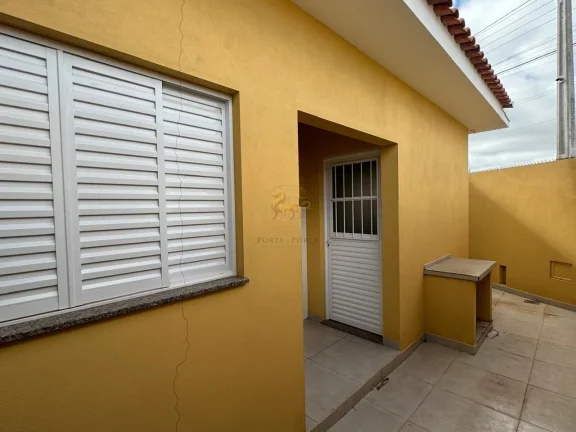 Imagem Casa de Esquina 85 m²/235 m² – 3 Dorms, 1 Suíte, Quintal Amplo e Espaço para Comércio!