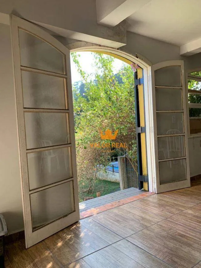 Imagem Chácara dos Sonhos no Condomínio Recanto dos Palmares. AT 2.500 m2 e AC 250 m2. 3 Suites, 7 vagas. R$ 1.1 milhão