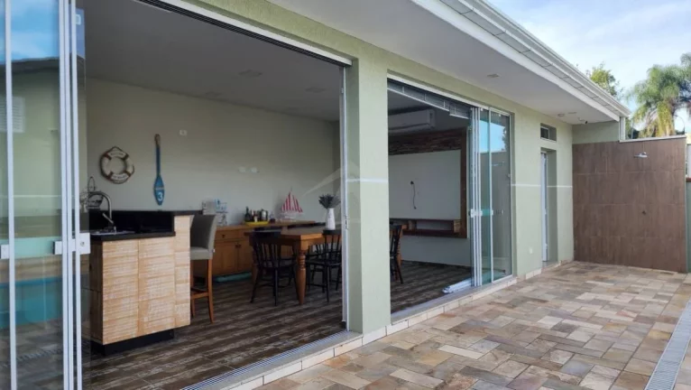 Imagem CASA COM PISCINA, 3 QUARTOS SENDO 1 SUÍTE, BAL MARILUZ