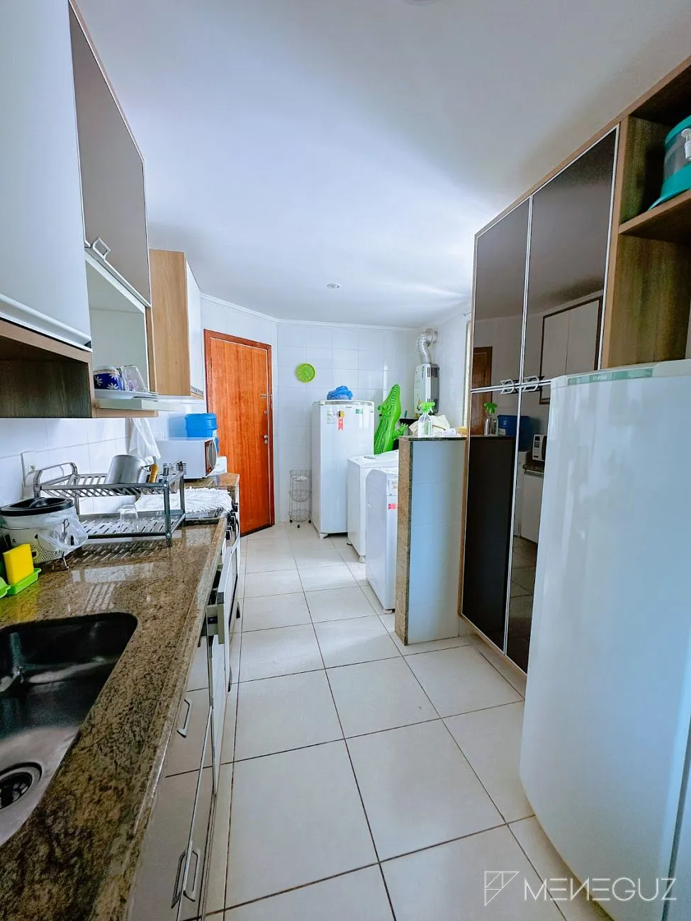 Imagem Apartamento Mobiliado na Praia do Morro - 3 Quartos em Prédio Frente Mar!
