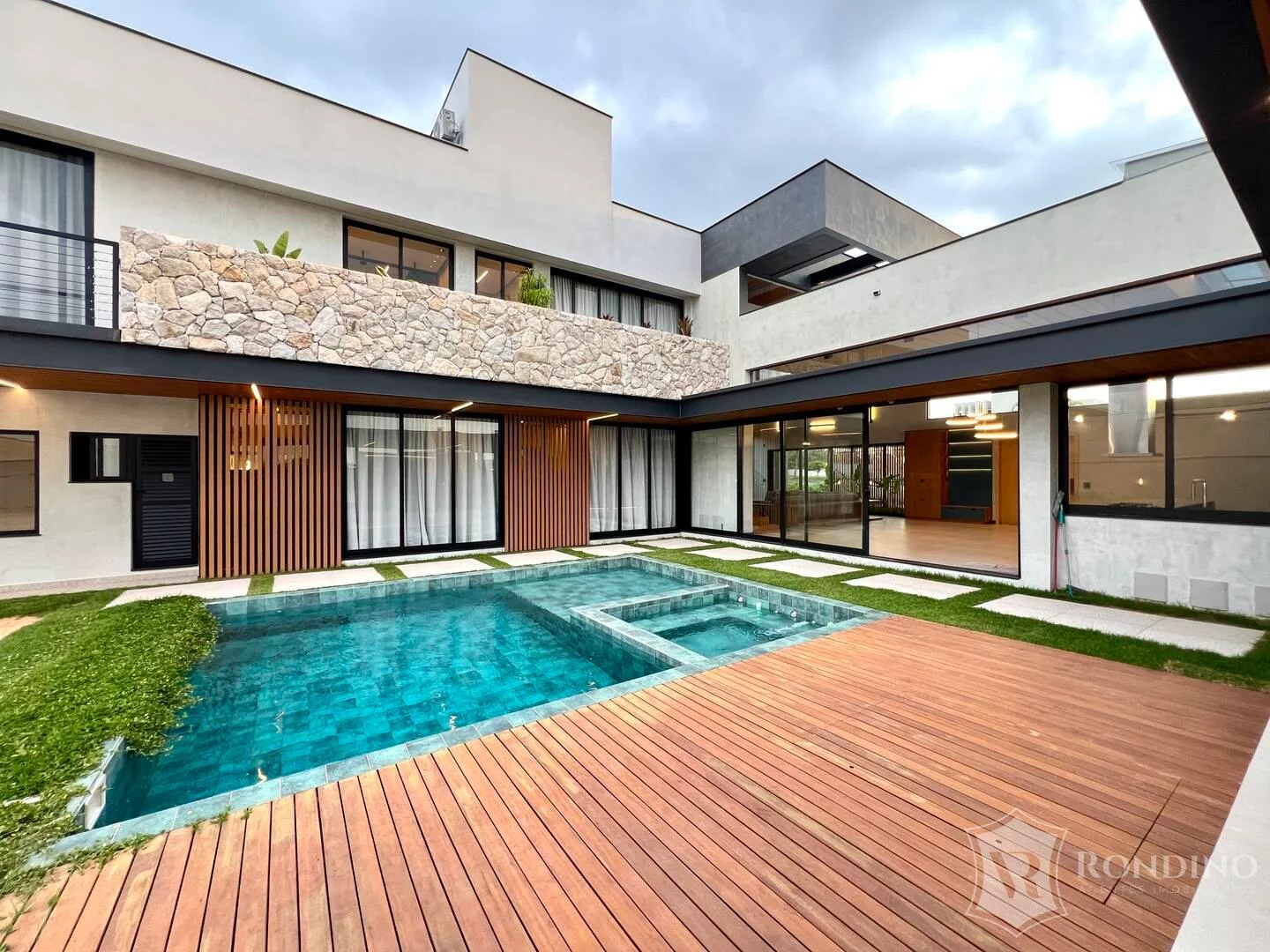 Imagem Casa sobrado em condomínio, 04 suítes, varanda gourmet, piscina