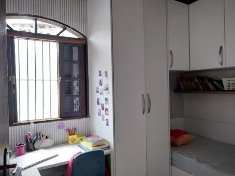Imagem VENDA DE SOBRADO NO JARDIM VIA DUTRA, EM ARUJÁ/SP, 58m² com 3 quartos, suíte, cozinha com armários, varanda com churrasqueira e 02 vagas. CONSULTE-NOS