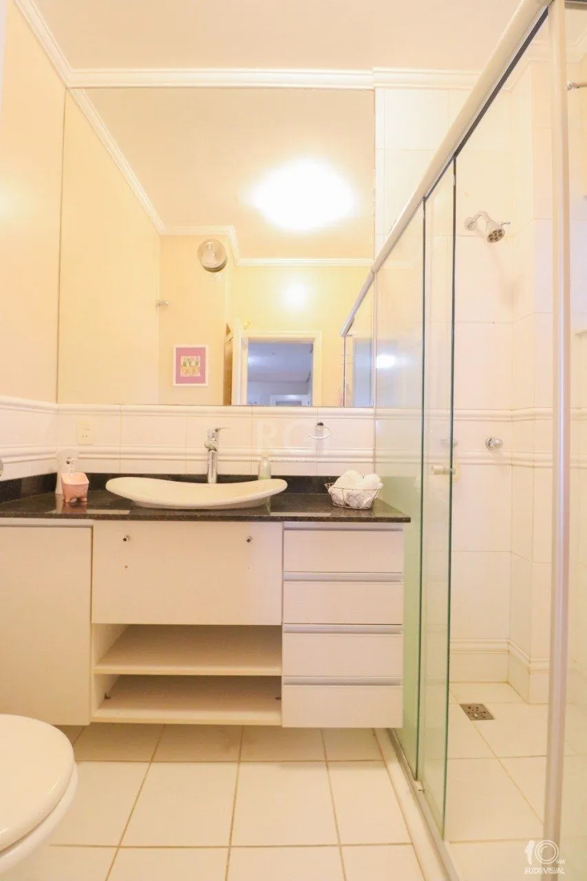 Imagem Apartamento á venda com 3 dormitórios com 1 suíte com sacada + 2 sacadas na sala e living, 233,85M² e 1 vaga de garagem escriturada e coberta, no Bairro Independência em Porto Alegre.