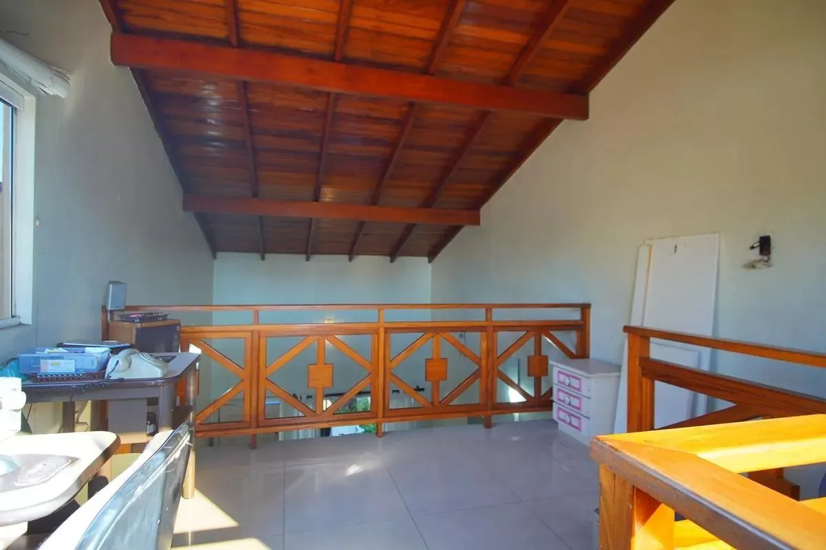 Imagem Casa Térrea com 5 dormitórios, Amplo Terreno de 300m² - Bairro Santa Rosa