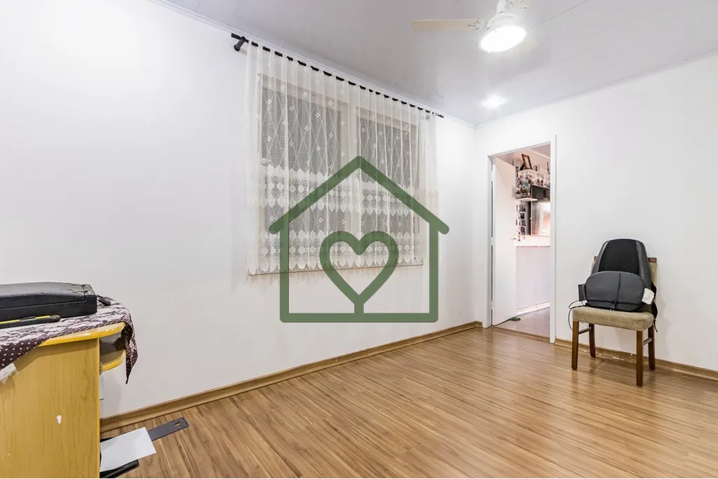 Imagem Casa com 180m2 de área construída em terreno amplo no bairro Parque Santa Fé, Porto Alegre, com 3...