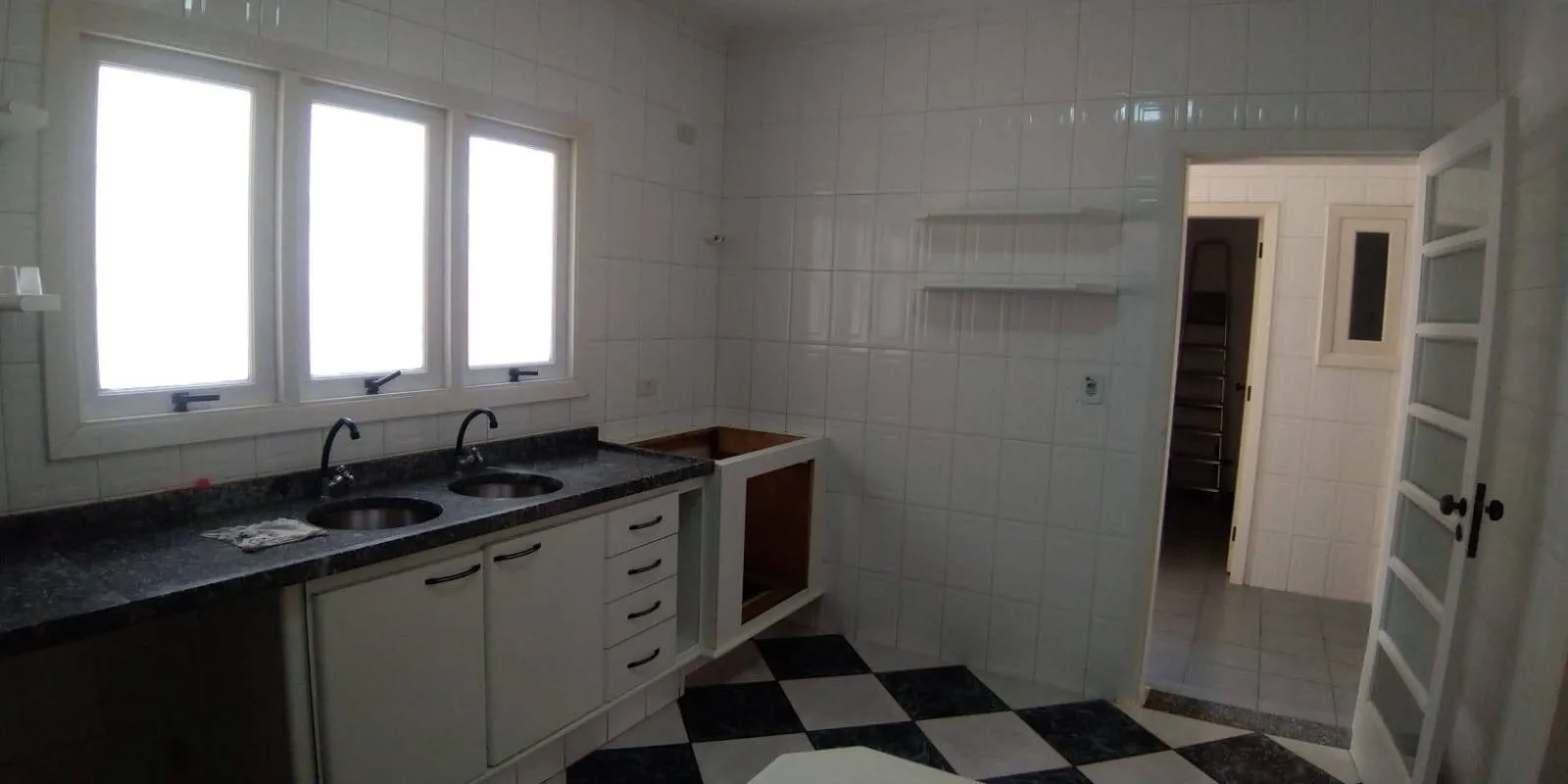 Imagem Casa Luxuosa em Alphaville 5 - Santana de Parnaíba/SP, Frente à Praça, Com 4 Quartos e Lazer Completo