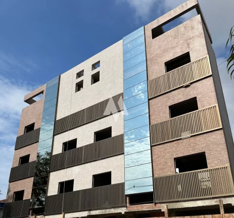 Imagem Apresentamos uma casa extraordinária, com 5 pavimentos e elevador, 3 suítes e uma master , toda climatizada, projetada com refinados toques de arquitetura e design de interiores assinados por Verônica Theodorico. Esta residência nova oferece um estilo de 